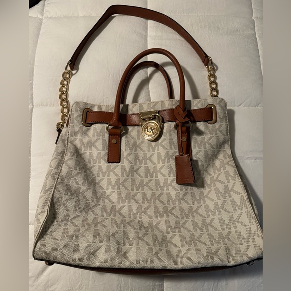 WHITE MICHAEL KORS LOGO BAG WITH GOLD HARDWARE. - Picture 1 of 8